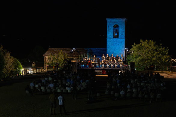 CF 26 Perugia Big Band, panoramica con sfondo blu